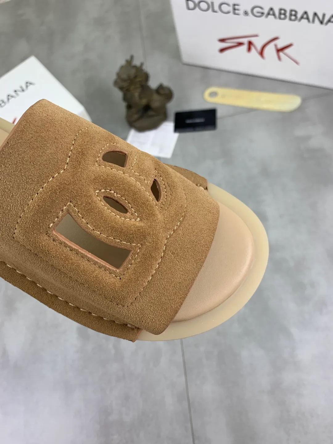 Men's shoes 💰P340 [New model] 💰High quality slippers💎💎💎 DG official website synchronizes the latest slippers 🩴 The highest version on the market, accept material comparison, shoe type comparison, process comparison, practical and textured, versatile and suitable for any occasion, the more you look at it, the more flavorful it becomes. Purely handmade craftsmanship - Upper material, calfskin imported from Italy 🇮🇹 - High-quality water-dyed sheepskin lining - Original high-quality private model customized combination outsole (super comfortable) -Size: 38-45 Color: 6️⃣ colors available
